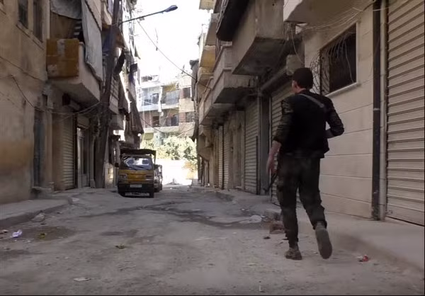 Một binh sỹ Syria đang tác chiến ở đô thị trong đợt tấn công đẩy lùi khủng bố.