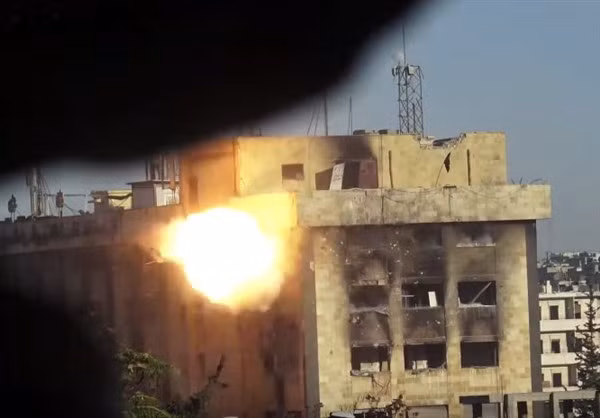 Hỏa lực phóng ra trong một cuộc phản công của lực lượng chính phủ Syria tại quận này.
