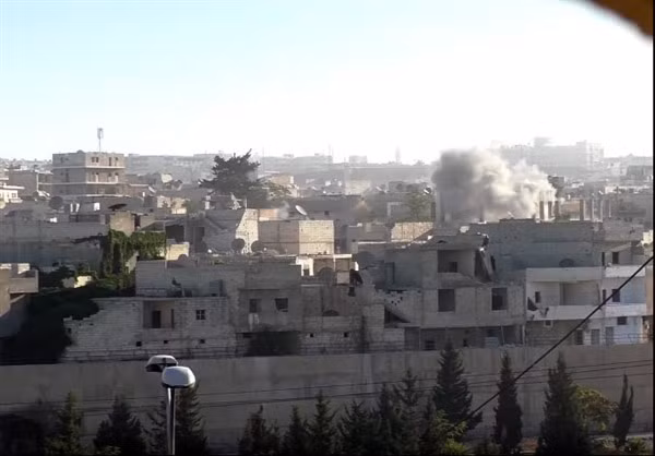 Ngọn khói đen bốc lên không trung trong lần giao tranh giữa quân Syria và khủng bố.