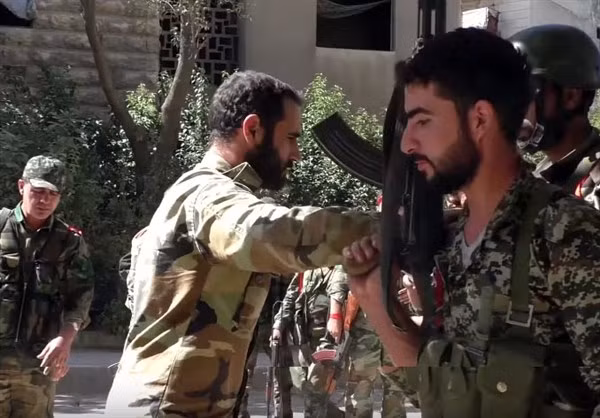 Những thành viên lực lượng vũ trang Syria tham gia tấn công lại bọn khủng bố.
