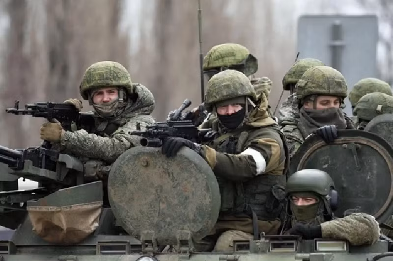 Theo Tư lệnh quân đội Ukraine Oleksandr Syrskyi, quân đội Nga đã tập trung 67.000 binh sĩ tại đây. Trong khi đó, báo cáo chiến sự của Bộ Quốc phòng Nga cũng cho thấy quân đội Ukraine ở Kursk đã tăng cường lực lượng lên đến 12 lữ đoàn, và tại tỉnh Sumy lân cận cũng đã triển khai thêm hàng chục nghìn quân. Ảnh: Global Look Press