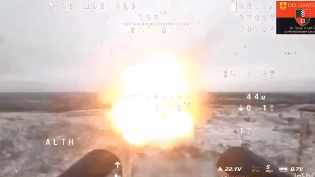 UAV Ukraine hoa “tho san” tren chien truong voi sung san hai nong