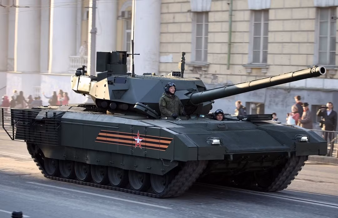 Xe tăng T-14 được chế tạo trên nền tảng xe chiến đấu đa năng Armata, một nền tảng được thiết kế để hỗ trợ lực lượng mặt đất của Nga. Về cơ bản, T-14 có tháp pháo hoàn toàn tự động và không người lái, một sự thay đổi đáng kể so với thiết kế truyền thống. Ảnh Reddit
