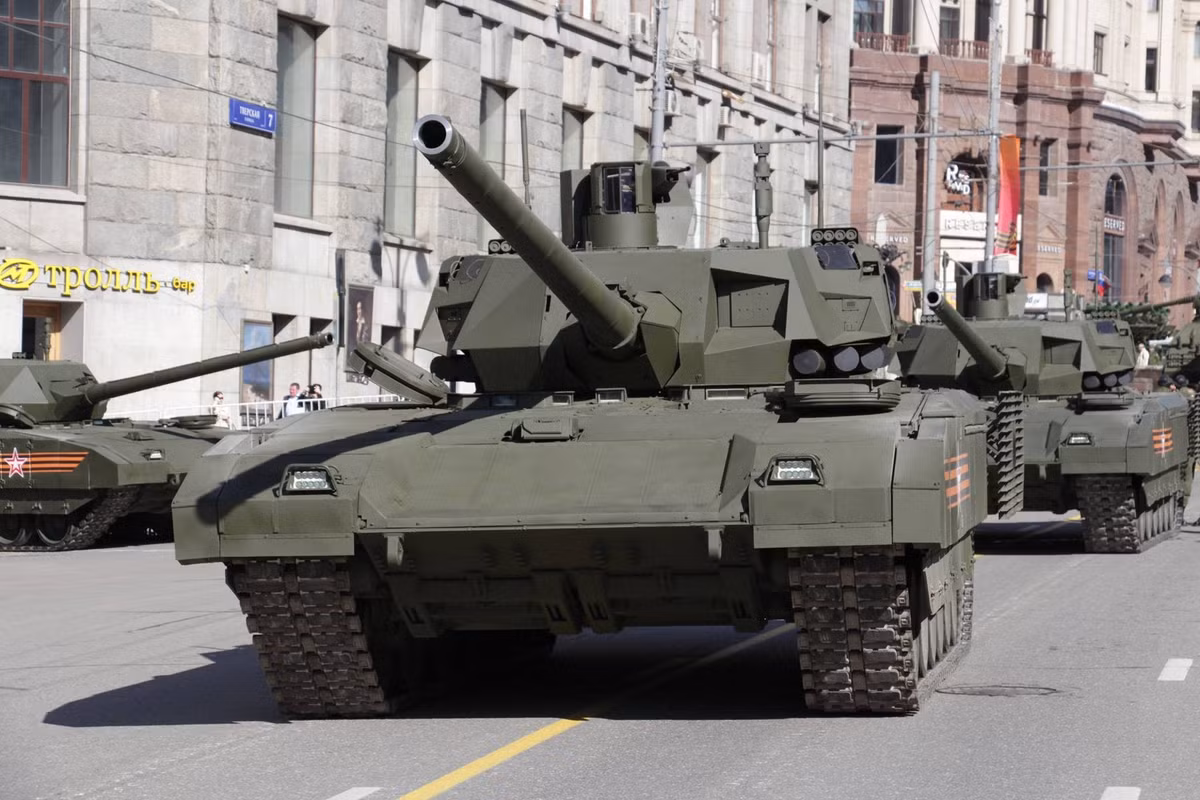 T-14 Armata sử dụng pháo nòng trơn 125mm 2A82-1M có khả năng bắn nhiều loại đạn, bao gồm đạn xuyên giáp ổn định vây (APFSDS), đạn chống tăng nổ mạnh (HEAT) và tên lửa chống tăng có điều khiển (ATGM). Ảnh Militarypedia