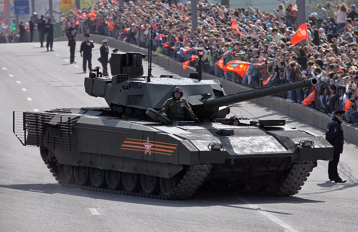 Tuy nhiên, một trong những xe tăng tiên tiến nhất của Nga, T-14 Armata lại hạn chế được sử dụng, làm dấy lên câu hỏi về khả năng sẵn sàng hoạt động của nó hoặc Moskva không muốn mạo hiểm tài sản quý giá của mình trong một chiến trường bất ổn như vậy. Ảnh Wikipedia