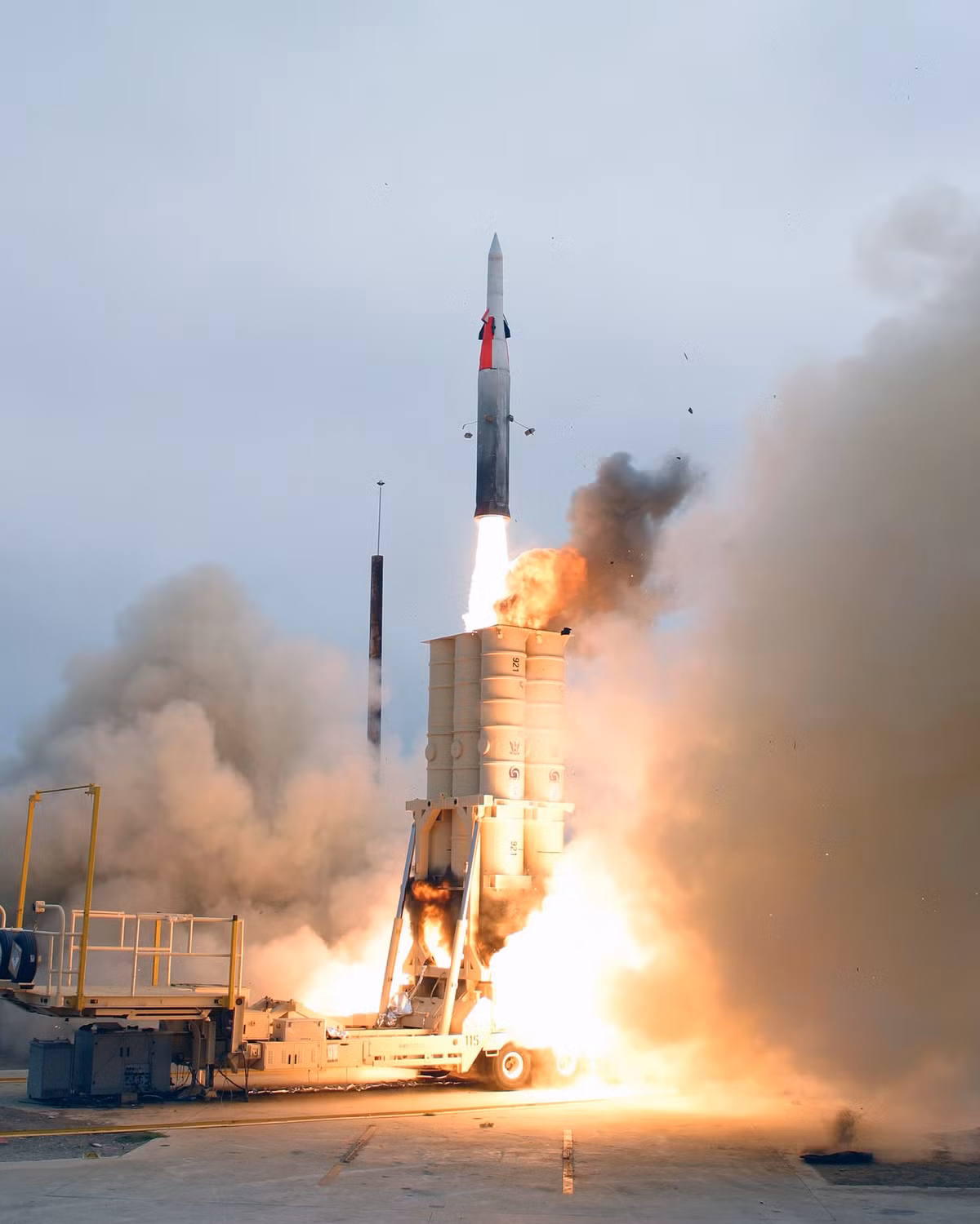 Ngoài Iron Dome, hệ thống phòng thủ tên lửa Arrow 2/3 là một trong những hệ thống phòng không tiên tiến nhất của Israel, có khả năng đánh chặn tên lửa đạn đạo ở độ cao trên 100km và tầm bắn lên tới 2.400km. Arrow 2/3 có khả năng đánh chặn tên lửa đạn đạo ngoại khí quyển, bao gồm tên lửa đạn đạo liên lục địa mang đầu đạn hạt nhân hoặc tên lửa thông thường.