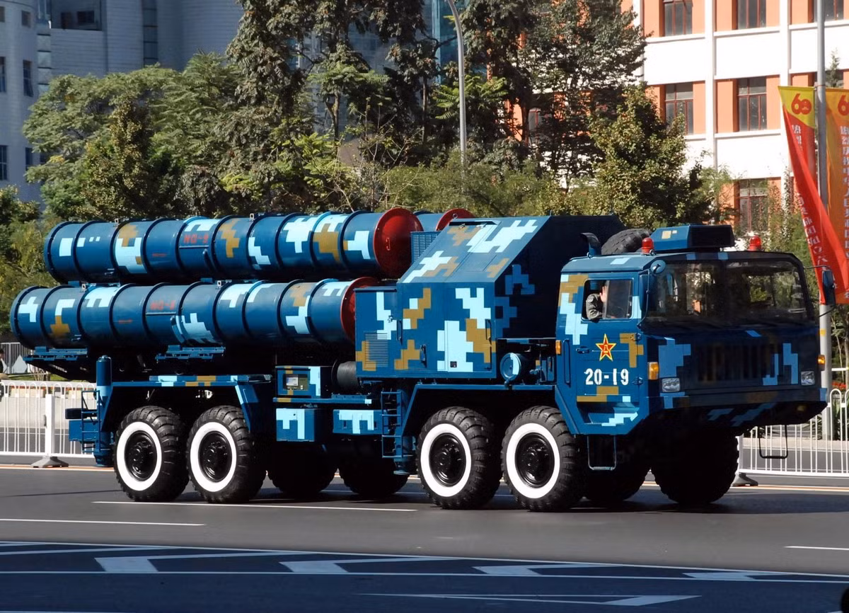 Cùng với các quốc gia Nga, Mỹ và Israel, Trung Quốc cũng đang nỗ lực phát triển hệ thống phòng không tiên tiến của mình. Được mệnh danh là "sát thủ tầm thấp" của Trung Quốc, HQ-9 có thiết kế cơ bản giống với S-300 của Nga. HQ-9 sử dụng tên lửa động cơ nhiên liệu rắn, tên lửa này có thể đạt tốc độ khoảng 1.400 m/s.