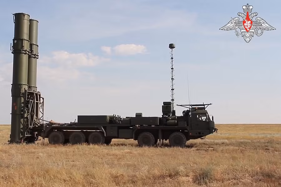 S-400 Triumf có phạm vi phát hiện mục tiêu lên tới 600 km, có thể tấn công các mục tiêu khí động học di chuyển với tốc độ 4.800m/s (17.280 km/h) ở khoảng cách lên tới 380km trong phạm vi độ cao từ 5 - 30.000m, nó cũng có thể tiêu diệt mục tiêu tên lửa đạn đạo ở độ cao lên tới 60.000m. S-400 có thể tấn công tới 80 mục tiêu cùng lúc bằng nhiều loại tên lửa, tạo ra lá chắn phòng thủ nhiều lớp. Ảnh Wikipedia