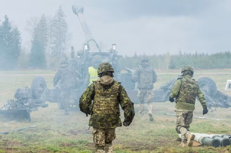 Ukraine cũng đã điều Lữ đoàn đổ bộ đường không số 82 đến khu vực gần Pogrebki, nơi diễn ra các trận chiến khốc liệt nhất, để phối hợp với Lữ đoàn đổ bộ đường không số 95 phản công tại đây và yêu cầu hai lữ đoàn này trụ vững đến cùng. Đây là hai đơn vị có khả năng tấn công mạnh nhất trong toàn bộ lực lượng Ukraine. Ảnh: Bộ Quốc phòng Ukraine