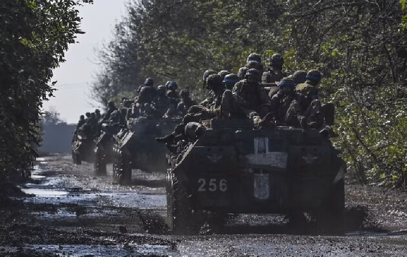 Nhìn về hướng Pokrovsk, mặc dù quân Ukraine liên tục tăng cường viện binh, nhưng trước lực lượng áp đảo như sóng lũ của Nga, nỗ lực của Ukraine dường như chỉ như “muối bỏ bể”. Ảnh: Getty Images.