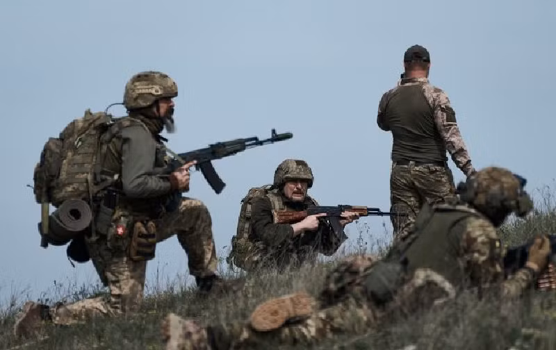 Sự hiện diện của họ không chỉ không giúp Ukraine ngăn chặn hiệu quả các cuộc tấn công của Nga, mà còn gây ra sự hỗn loạn và thiếu ổn định do chưa quen với chiến thuật và khả năng phối hợp yếu. Để huấn luyện các tân binh này, Ukraine buộc phải rút các cựu binh từ các đơn vị tinh nhuệ làm huấn luyện viên, điều này vô hình trung làm suy yếu sức mạnh chiến đấu của các lực lượng chủ chốt. Ảnh: Getty Images.
