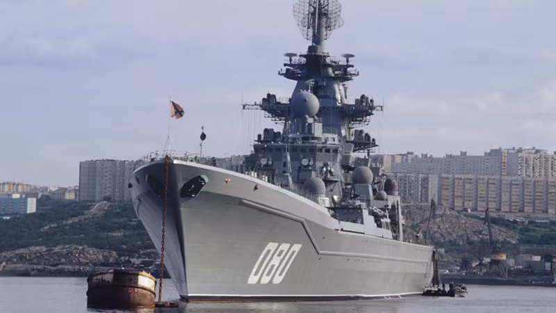 Trong nhiều năm, tàu tuần dương Admiral Nakhimov đã nằm trong xưởng khô để trải qua một đợt nâng cấp sâu rộng. Ban đầu, con tàu được hứa hẹn sẽ trở lại với diện mạo gần như mới, được trang bị hàng loạt vũ khí và cảm biến tối tân. Ảnh: Sputnik
