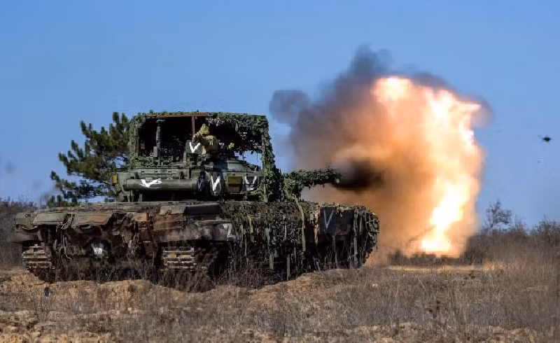 Nhưng đồng thời, Quân đội Ukraine cũng sẽ nằm trong tầm bắn của nhiều loại hỏa lực hơn từ Nga, dẫn đến tổn thất lớn hơn cho Ukraine. Lúc này, cuộc chiến sẽ phụ thuộc vào việc bên nào có “thanh máu” dày hơn. Ảnh: TASS. 