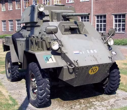 Humber và Daimler là hai dòng xe bọc thép nổi tiếng của Anh Quốc, được triển khai rộng rãi trong các chiến dịch Bắc Phi, bao gồm cả trên lãnh thổ Ai Cập trong Thế chiến II. Cả hai loại xe đều nổi bật với khả năng cơ động cao và thiết kế linh hoạt, phù hợp cho các nhiệm vụ tuần tra, trinh sát, và hỗ trợ bộ binh.