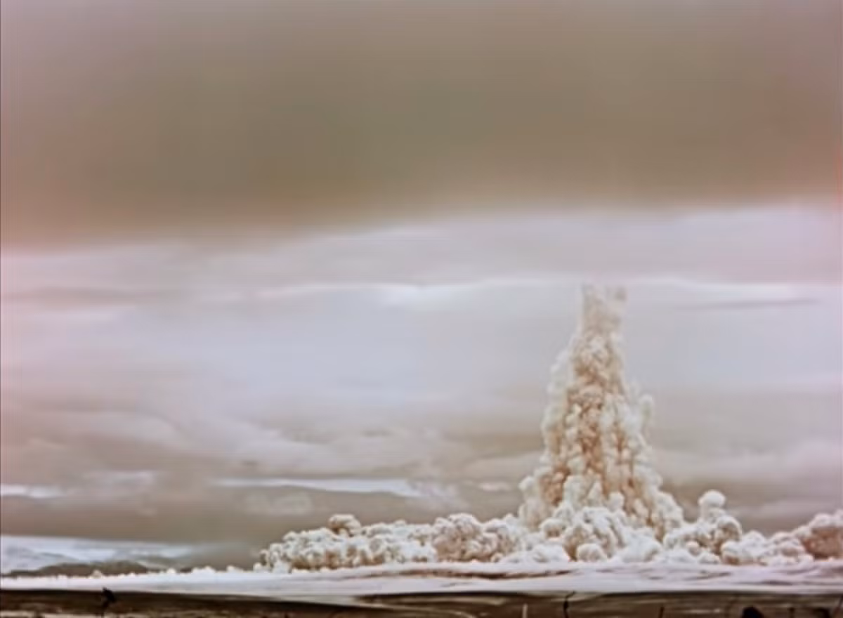 Sức mạnh của Tsar Bomba có thể làm vỡ kính của các tòa nhà cách nơi thử nghiệm tới 900 km. Ánh chớp của vụ nổ có thể được nhìn thấy từ vị trí xa gần 1.000 km, với sức công phá đạt khoảng 50 megaton, vụ nổ đã tạo ra cột lửa hình nấm rộng 16,5 km2, gây bỏng cấp 3 trong phạm vi 10.567km2 tính từ tâm chấn của bom.