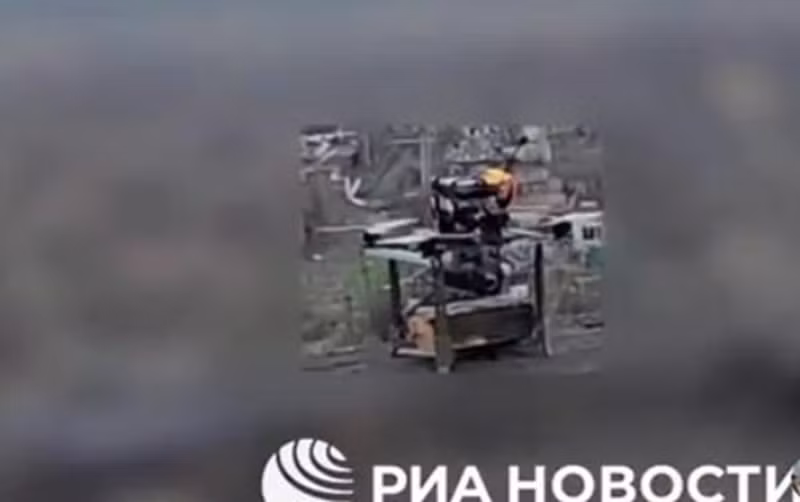 Tuy nhiên, nếu chỉ cần bàn phím và chuột thông thường để điều khiển, thì bất kỳ ai có chút kinh nghiệm chơi game, qua đào tạo cơ bản là đã có thể sử dụng UAV FPV trong chiến đấu. Cộng thêm hệ thống “Orbita” hỗ trợ mạnh mẽ, điều này có thể giúp giảm đáng kể ngưỡng tuyển dụng điều khiển viên UAV và mở rộng nhanh chóng lực lượng vận hành – một mô hình tác chiến ít rủi ro sinh mạng nhưng đầy hiệu quả. Ảnh: RIA Novosti 