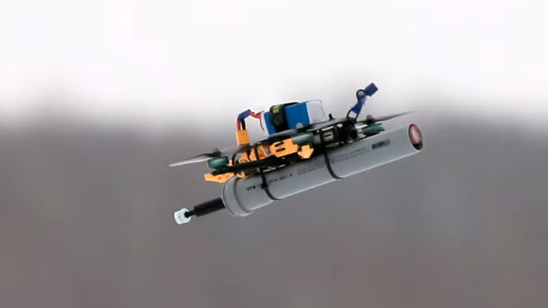 Thế nhưng trong cuộc thử nghiệm, chiếc FPV “Gadfly” vẫn có thể tiếp nhận và thực hiện tín hiệu điều khiển từ khoảng cách hàng ngàn km, cho thấy Nga đã giải được bài toán trung chuyển tín hiệu – một bước tiến đáng kể có thể tạo ra ảnh hưởng lớn đến cục diện chiến trường. Ảnh: Sputnik