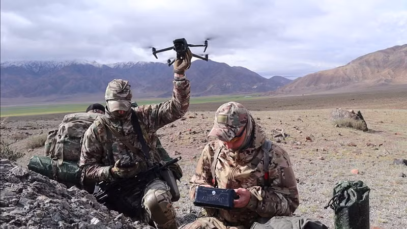 Theo thông tin được truyền thông Nga tiết lộ, tại Chasiv Yar, một đơn vị UAV của Lữ đoàn tình nguyện “Española” gồm các binh sĩ và kỹ sư đã thực hiện công tác chuẩn bị cất cánh cho chiếc UAV FPV “Gadfly”, đồng thời cung cấp hệ thống liên lạc và dẫn đường. Ảnh minh họa: Bộ Quốc phòng Nga