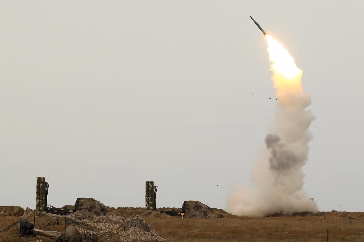 S-300 đã được xuất khẩu rộng rãi, được sử dụng ở nhiều quốc gia như Algeria, Armenia, Azerbaijan, Belarus, Trung Quốc, Hy Lạp, Ấn Độ, Iran, Kazakhstan, Nga, Slovakia, Syria, Ukraine, Venezuela và Việt Nam. Mỗi quốc gia sẽ sử dụng loại cấu hình hoặc bản cập nhật hơi khác nhau dựa trên nhu cầu quốc phòng cụ thể của họ.