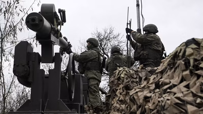 Lãnh đạo Crimea đã ủng hộ mạnh mẽ việc thử nghiệm và triển khai thực tế hệ thống này. Trong quá trình thử nghiệm, họ đã thành công trong việc vô hiệu hóa và hạ cánh an toàn các máy bay không người lái của Ukraine mà không gây hư hại, giúp nghiên cứu đặc điểm kỹ thuật của chúng và cải thiện hệ thống REB. Kinh nghiệm chiến trường đã giúp các kỹ sư Nga hoàn thiện hệ thống, đạt hiệu quả mà không có nước nào làm được. Ảnh: RIA Novosti