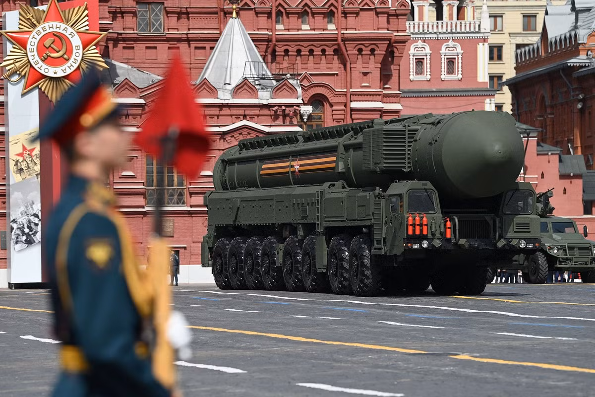 Việc sử dụng tên lửa ở Ukraine, kết hợp với lời lẽ cứng rắn của Tổng thống Putin, nhấn mạnh vai trò của Oreshnik như một công cụ tâm lý và chiến lược. Trong khi Nga liên tục phô trương công nghệ, Oreshnik vẫn là tâm điểm gây tranh cãi, tiềm năng thực sự của tên lửa vẫn còn là ẩn số trong bối cảnh xung đột vẫn đang tiếp diễn.
