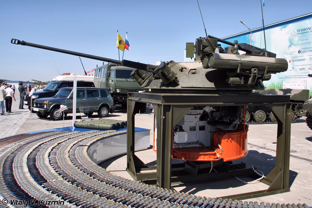 “Tầm bắn xa như vậy là điều mà xe Bradley của Mỹ chỉ có thể mơ ước", Rostec tuyên bố, đồng thời lưu ý rằng “tầm bắn của Bradley chỉ bằng một nửa” mặc dù có hỏa lực mạnh. Tập đoàn cũng nhấn mạnh rằng BMP-2M đang được sử dụng tích cực trong khu vực mà Nga gọi là “hoạt động quân sự đặc biệt” tại Ukraine, thực hiện các nhiệm vụ hỗ trợ xe tăng với thành công đáng kể. Ảnh: Jane's