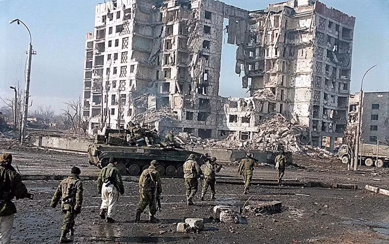 Thời gian đã bước sang năm 2025, và cuộc xung đột Nga-Ukraine cũng đã bước vào năm thứ 4. Phía Nga vừa công bố số liệu chiến sự trong suốt năm 2024. Theo báo cáo của hãng thông tấn RIA Novosti (Nga), trong năm 2024, Quân đội Nga đã chiếm được tổng cộng 214 khu định cư, trong đó Donetsk chiếm số lượng lớn nhất với 157 khu định cư. Ảnh minh họa: CNN.