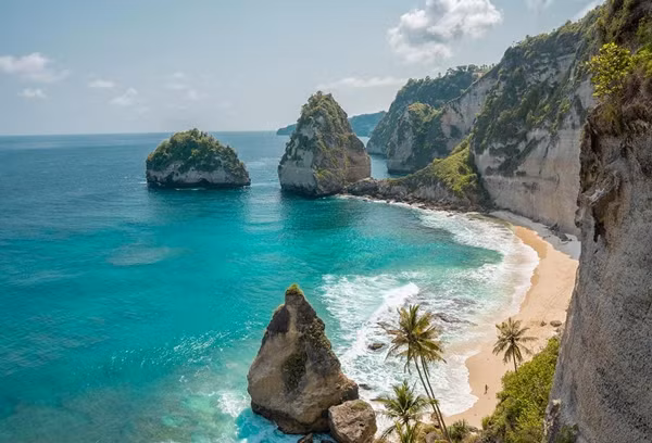 Bạn cũng có thể trải nghiệm ẩm thực Bali đa dạng và tham gia các lễ hội truyền thống đầy màu sắc. Bali mang đến một sự kết hợp hoàn hảo giữa thiên nhiên tươi đẹp và văn hóa độc đáo, phù hợp với những ai muốn tìm kiếm sự bình yên và những trải nghiệm tâm linh. (Ảnh: Kiwi Travel)