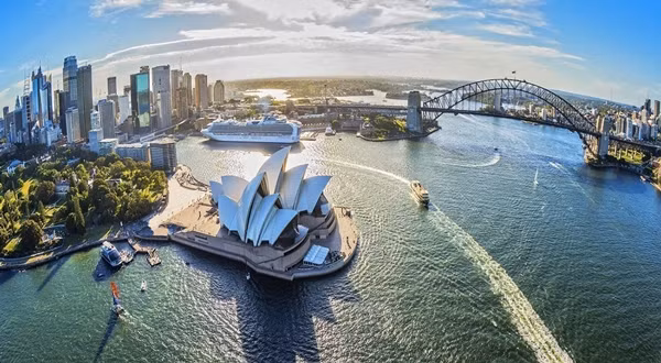 Bạn có thể tận hưởng những ngày nắng đẹp trên những bãi biển nổi tiếng như Bondi hay Manly, khám phá Nhà hát Opera Sydney tráng lệ, hoặc tham gia các sự kiện mừng Tết Nguyên đán được tổ chức khắp thành phố. Sydney mang đến một không khí Tết rộn ràng và tràn đầy năng lượng, phù hợp với những ai thích sự sôi động và khám phá. (Ảnh: Saco Travel)