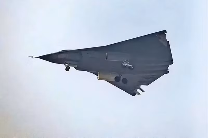 Về hệ thống xả, cấu hình của máy bay J-36 cũng rất thú vị vì nó có vẻ có cách sắp xếp tương tự như nguyên mẫu tiêm kích tàng hình YF-23 của Mỹ, với các rãnh xả nằm hướng vào mép đuôi, kết hợp với cách sắp xếp giống như kệ phẳng phía dưới kết thúc ở mép sau phía trên. Ảnh: Sohu