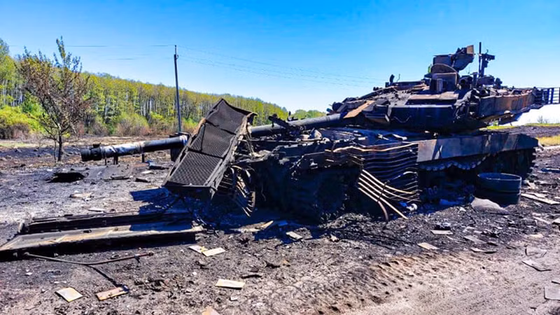 Theo thông tin từ phía Ukraine, trong trận này Lữ đoàn 93 đã dùng tên lửa Javelin phá hủy nhiều xe tăng T-90 của Nga, để lại những xác xe cháy rụi làm bằng chứng cho mức độ khốc liệt của giao tranh. Sau tổn thất, Nga buộc phải điều chỉnh chiến thuật, tăng cường lực lượng bộ binh bảo vệ xe tăng và đẩy mạnh trinh sát nhằm ngăn Ukraine tiếp tục phục kích. Ảnh minh họa: Wikimedia Commons