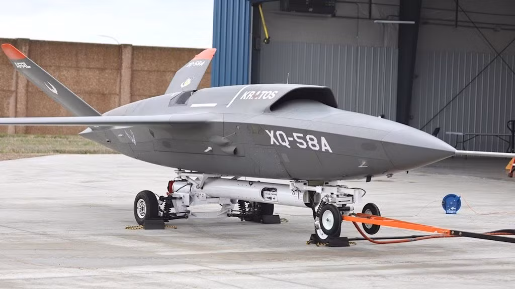 Về thiết kế, XQ-58 được thiết kế để hoạt động như một máy bay con được điều khiển bởi máy bay mẹ, nhằm thực hiện các nhiệm vụ như trinh sát, phòng thủ hoặc hấp thụ hỏa lực của đối phương. Thiết kế của UAV khá độc đáo, thân máy bay hình thang có cạnh cong, đuôi chữ V và cửa hút khí hình chữ S. Ảnh The War Zone
