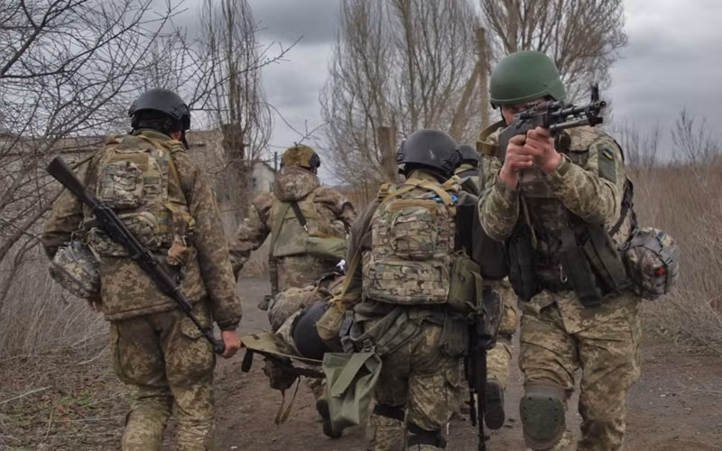 Thách thức lớn nhất hiện nay mà Ukraine phải đối mặt là tìm cách giải cứu 3.000 binh sĩ đang bị bao vây. Với thất bại trong chiến dịch phản công tại Kursk, những binh sĩ này đã hoàn toàn bị mắc kẹt trong thế trận “nồi hầm” của quân đội Nga. Ảnh: Bộ Quốc phòng Ukraine