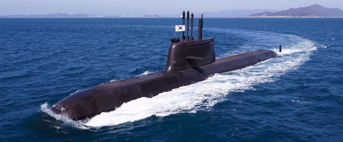 Bên cạnh đó, tính linh hoạt của KSS-III cũng có thể hỗ trợ cho nhiều nhiệm vụ, bao gồm tác chiến chống tàu ngầm, tác chiến chống tàu mặt nước, thu thập thông tin tình báo và rải mìn, giúp giải quyết nhu cầu về một nền tảng đa năng của Hải quân Ba Lan.