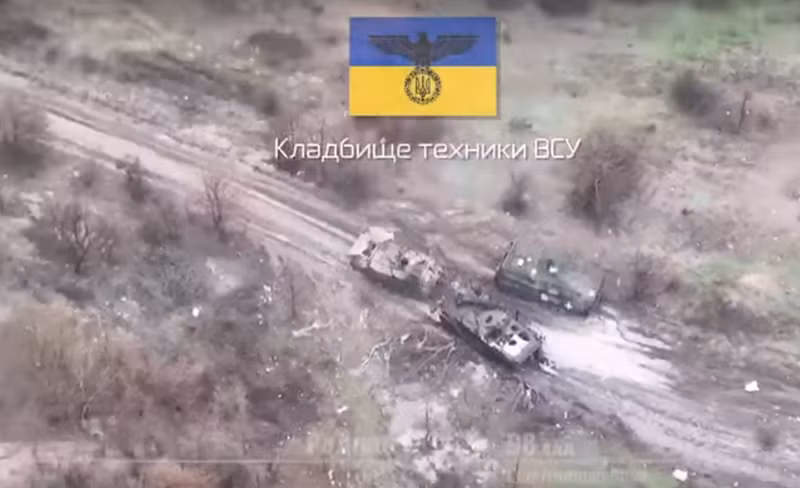 Các bãi mìn đã ngăn chặn sự di chuyển của đoàn xe Ukraine và những binh sĩ Nga điều khiển UAV đã làm nốt công việc còn lại. Theo các nguồn tin quân sự, đoàn xe bị tiêu diệt thuộc Lữ đoàn 24 mang tên "Vua Danylo" của quân đội Ukraine. Ảnh: Topcor
