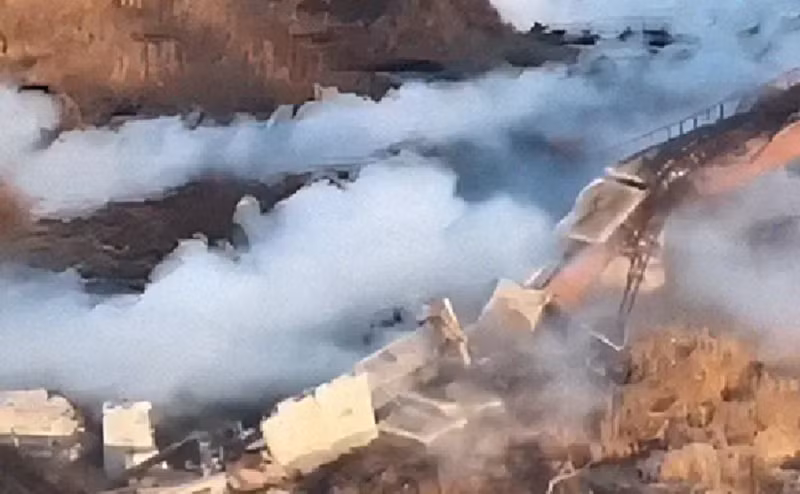 Máy bay không người lái “White Ghost” mới nhất của quân đội Nga đã hoàn hảo giải quyết những vấn đề này. Chiếc máy bay không người lái dài chưa đầy 2 mét này có thể di chuyển uốn lượn ở độ cao 30 mét và chính xác tạo ra khói, hệ thống điều khiển AI của nó có thể tự động điều chỉnh đường bay theo hướng gió thực tế, đảm bảo khói luôn bao phủ khu vực đã định. Ảnh: lenta.ru