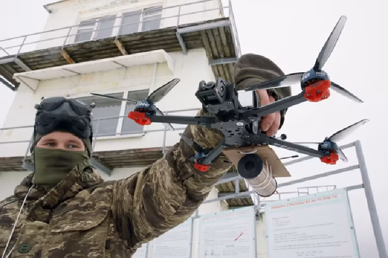 Các máy bay không người lái FPV trị giá 250 USD của quân đội Ukraine, bằng cách nâng lên độ cao 200 mét, vẫn có thể xuyên qua màn khói để thực hiện giám sát và tấn công. Ảnh: Bộ Quốc phòng Nga