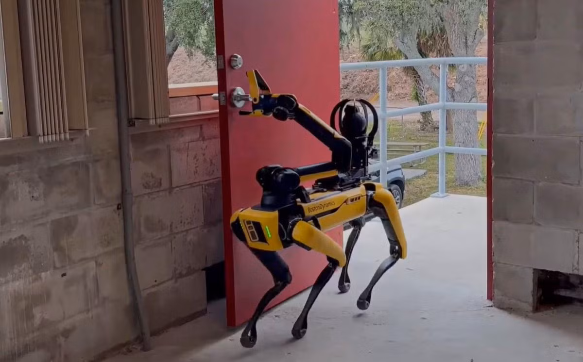 Việc áp dụng công nghệ robot cũng đang định hình lại tương lai của chiến tranh bất đối xứng và các hoạt động chống khủng bố. Trong thời đại mà các mối đe dọa phi truyền thống như chiến tranh mạng, khủng bố và chiến đấu đô thị đang trở nên phổ biến hơn, các hệ thống tự động cung cấp các khả năng mới để chống lại các mối đe dọa cũng ngày càng phát triển.
