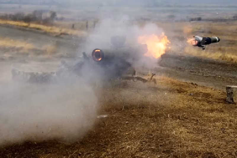 Khi đến con đường phía tây nam Demidovka, đoàn xe thiết giáp của Ukraine bị máy bay không người lái Nga tấn công, khiến một xe tăng và hai xe bọc thép bị phá hủy, các phương tiện còn lại bắt đầu quay đầu tháo chạy. Do giao tranh đã kéo dài suốt một thời gian dài trước đó, pin của máy bay không người lái Nga gần cạn kiệt, buộc phải dừng lại để sạc, tạo cơ hội cho lính thiết giáp Ukraine rút lui thành công. Ảnh: RIA Novosti