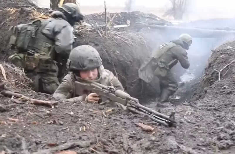 Tuy nhiên, bộ binh Ukraine không rút lui mà thay vào đó đào chiến hào và cố gắng điều xe công binh mới đến khu vực này, rõ ràng có ý định giữ vững và mở rộng đầu cầu trước khi viện quân đến. Đồng thời, quân đội Ukraine cũng mở cuộc tấn công vào Prilesye. Tính đến 18h45 ngày 18/3, Ukraine đã phát động tổng cộng 5 đợt tấn công. Ảnh: Top War