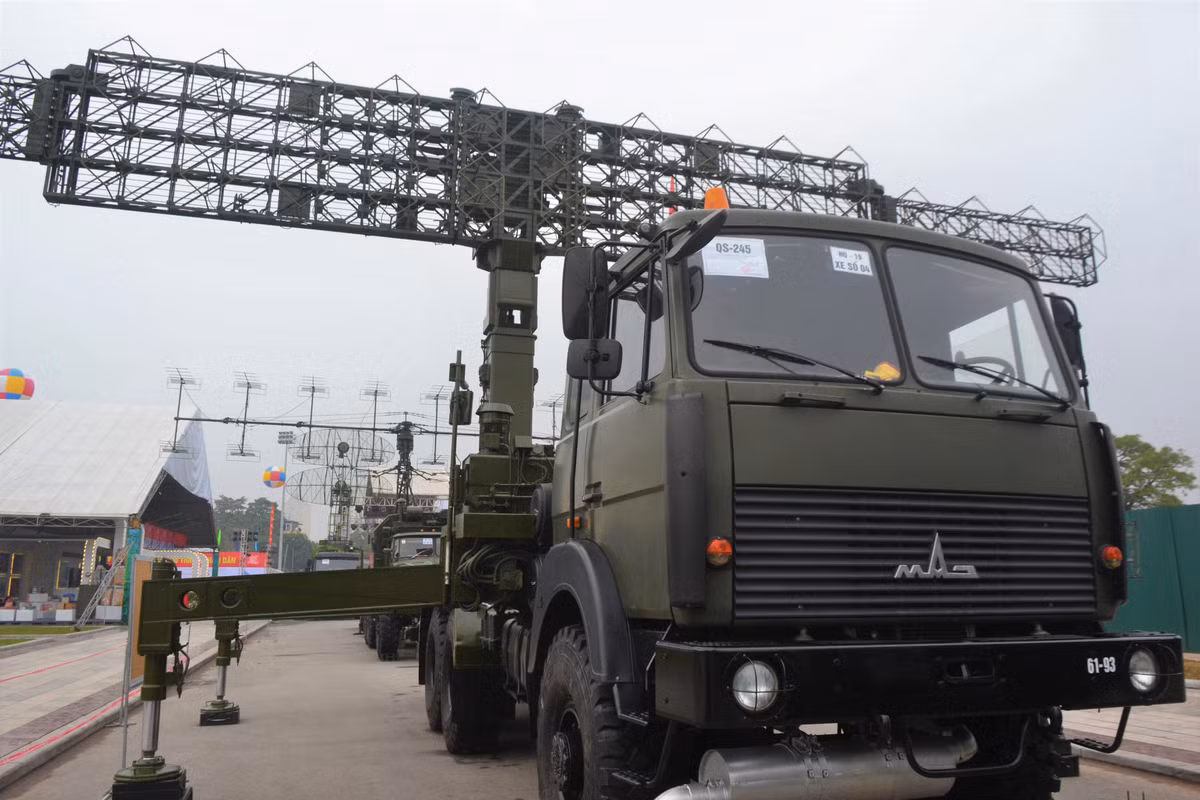 Radar RV-02 là loại khí tài trinh sát đường không mới, có cự ly phát hiện mục tiêu từ rất xa, chống nhiễu tốt và đặc biệt là có khả năng phát hiện máy bay tàng hình, tạo ra sức chiến đấu mới cho Quân chủng PK-KQ.