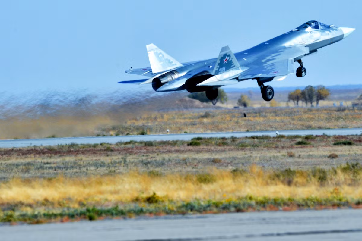 Dù hết lời khen ngợi khả năng cơ động của Su-57, Ryan vẫn giữ một chút hoài nghi. “Hiệu quả chiến đấu của nó vẫn chưa được chứng minh,” anh lưu ý, nhấn mạnh rằng Su-57 chủ yếu tỏa sáng trong các buổi trình diễn hơn là trên chiến trường.
