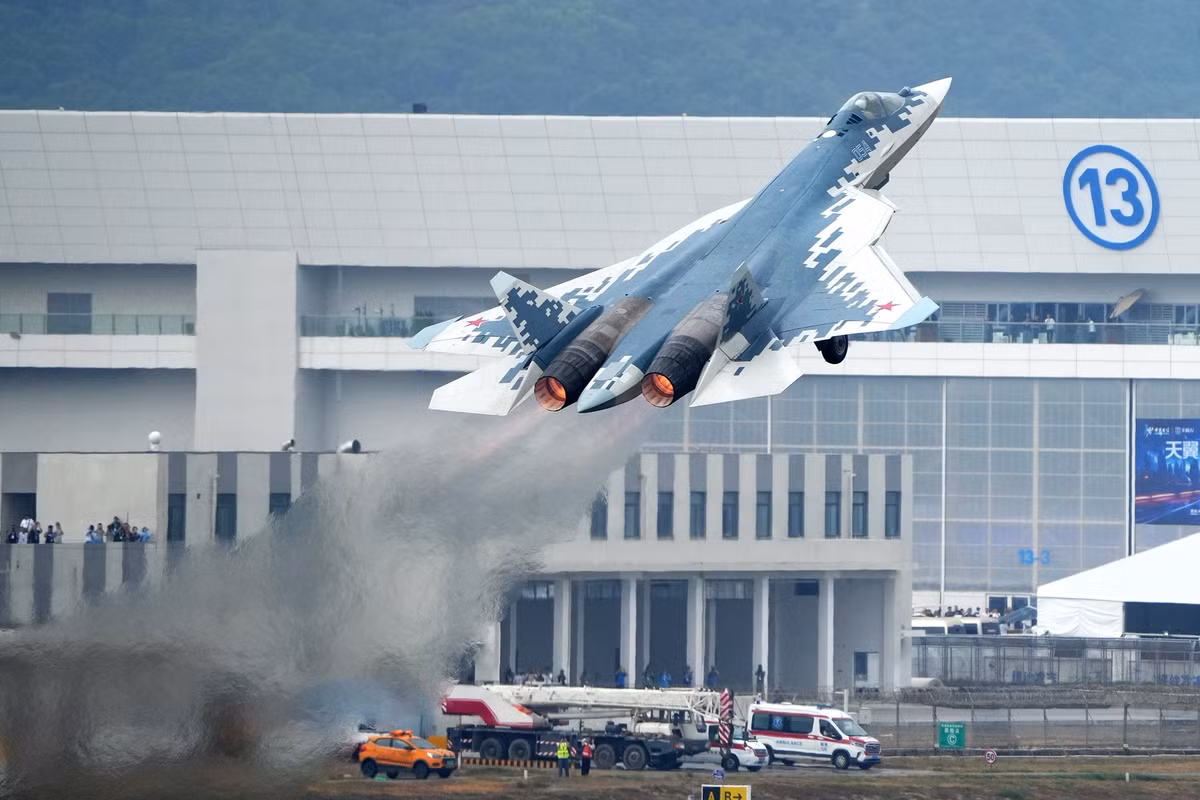 Tại Chu Hải, tiêm kích Su-57 thực hiện động tác "Cobra-Bell hybrid" – lao thẳng đứng rồi xoay tròn trên không – một kỹ thuật bắt nguồn từ thời Liên Xô, từng được Su-27 phô diễn năm 1989. “Nó dừng lại giữa không trung” - Ryan miêu tả, tưởng tượng nếu F-15 hay F-16 của Mỹ phải đối đầu với động tác này thì sẽ ra sao.