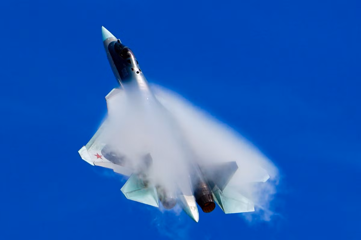 Không phải ngẫu nhiên mà Su-57 xuất hiện tại Chu Hải. Đây là sự kiện hàng không lớn nhất của Trung Quốc, diễn ra từ ngày 25/2 đến 2/3/2025. Nga muốn dùng cơ hội này để phô diễn sức mạnh của Su-57, đồng thời thu hút các khách hàng tiềm năng, đặc biệt là Ấn Độ – quốc gia mà Rosoboronexport đã mời gọi tham gia sản xuất Su-57 từ triển lãm Aero India hồi tháng 2.