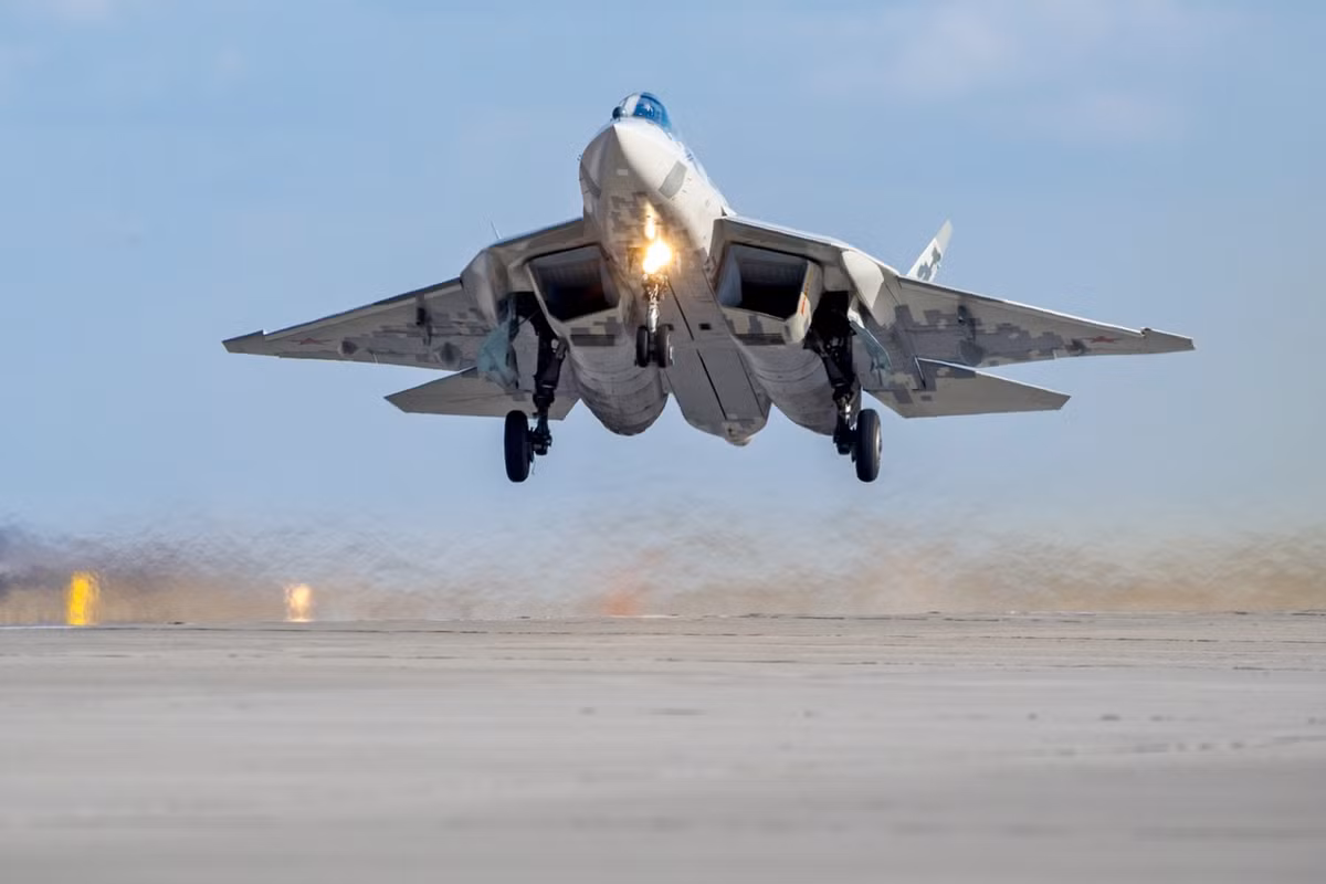 Vậy, liệu Su-57 có thể thực sự làm nên chuyện trên chiến trường, hay chỉ là một con "ngựa chiến" thu hút sự chú ý trên các sân khấu triển lãm? Câu trả lời vẫn còn bỏ ngỏ. Nhưng một điều chắc chắn: Su-57 đang dần thay đổi cách nhìn của phương Tây về sức mạnh hàng không Nga. 