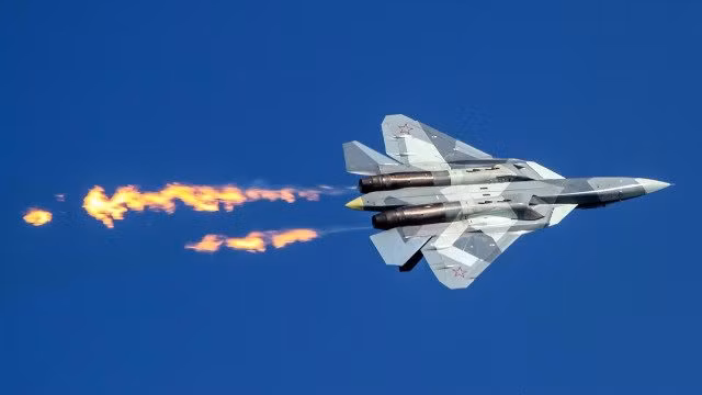 Trên chiến trường, Su-57 xuất hiện lần đầu tại Syria năm 2018 trong một đợt thử nghiệm. Tại Ukraine từ năm 2022, nó chủ yếu phóng tên lửa từ xa thay vì tham gia không chiến trực diện. Hiện tại, Nga mới chỉ sản xuất khoảng 20 chiếc – con số chưa thể thay đổi cục diện, một số chuyên gia nhận định.