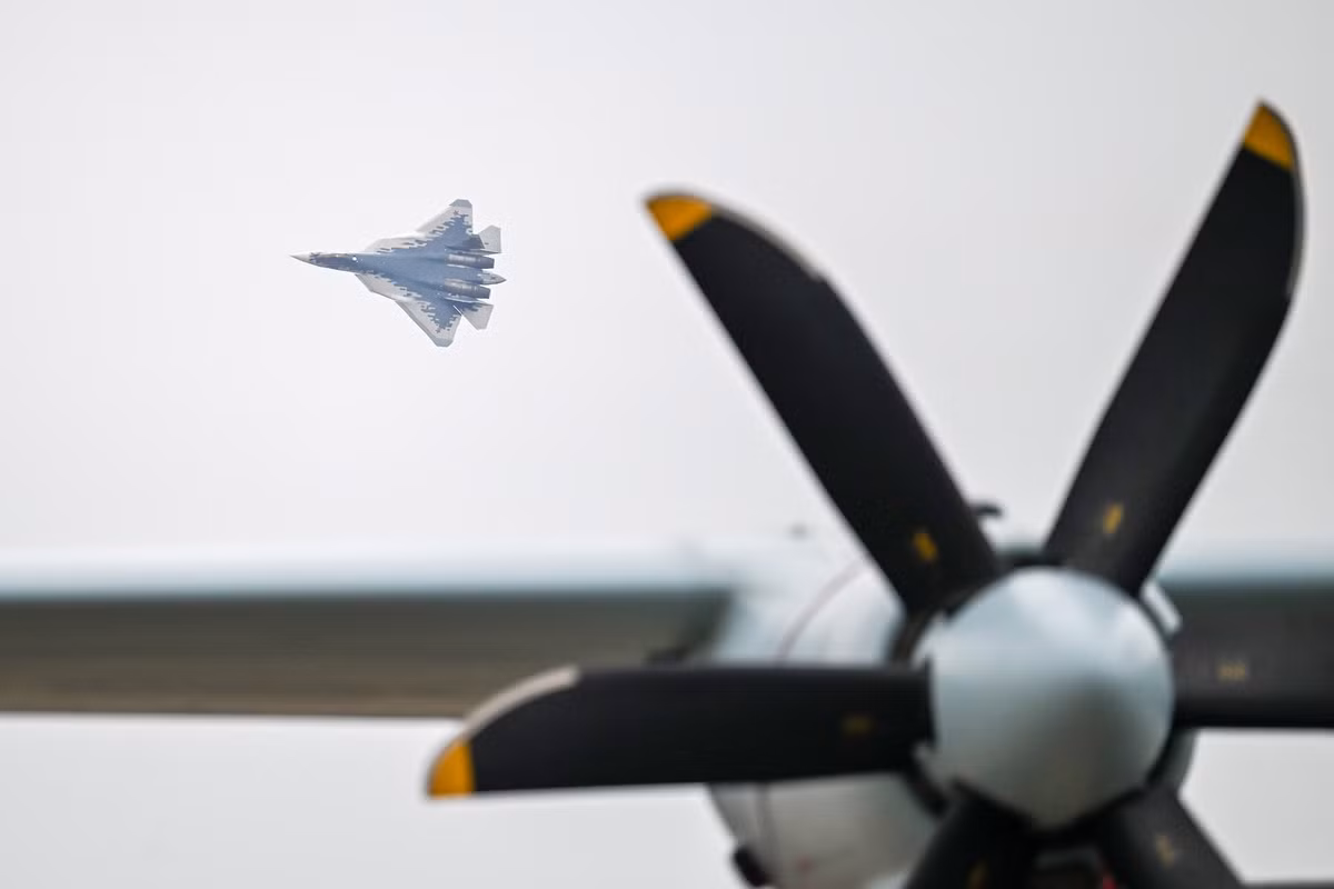 Dù Su-57 nhận được sự quan tâm lớn từ cộng đồng hàng không, các chuyên gia phương Tây vẫn giữ thái độ hoài nghi. Báo cáo Lầu Năm Góc năm 2023 ước tính diện tích phản xạ radar (RCS) của Su-57 dao động từ 0,1 đến 1 m² – lớn hơn nhiều so với mức 0,0001 m² của F-22. Điều này khiến nhiều người đặt dấu hỏi về khả năng tàng hình của nó.