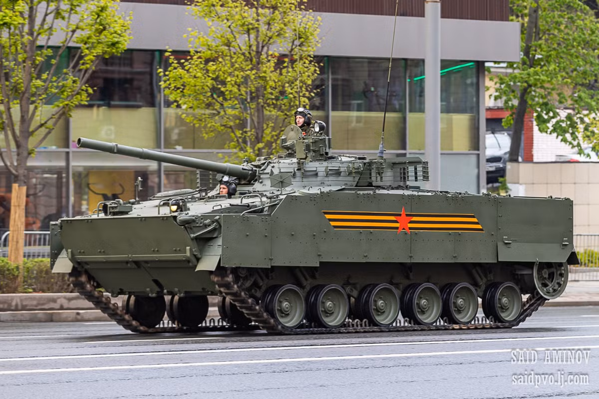 BMP-3 là xe chiến đấu bộ binh bánh xích nổi tiếng với hỏa lực và khả năng cơ động. Biến thể được giới thiệu trong cuộc duyệt binh có thêm các tấm giáp ở phía trước và hai bên, cũng như giáp lồng thép xung quanh tháp pháo, tăng cường khả năng bảo vệ chống lại vũ khí chống tăng và thiết bị nổ tự chế.