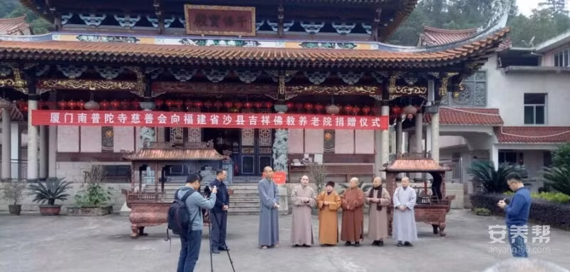 Câu chuyện về sự hình thành của chùa Cát Tường và khu dưỡng lão đặc biệt này ít được biết đến, dù cho ẩm thực đường phố huyện Sa đã vang danh khắp nơi. Xuất phát từ một lời nguyện ước đầy cảm động, năm 1994, khi trụ trì chùa Cát Tường là Chiếu Thiền không may mắc phải căn bệnh ung thư xương quái ác, ngài đã phát đại nguyện trước tôn tượng Đức Phật: "Nếu bệnh tình thuyên giảm, con nguyện xây dựng một viện dưỡng lão Phật giáo, cưu mang hàng trăm cụ già cô đơn không nơi nương tựa".