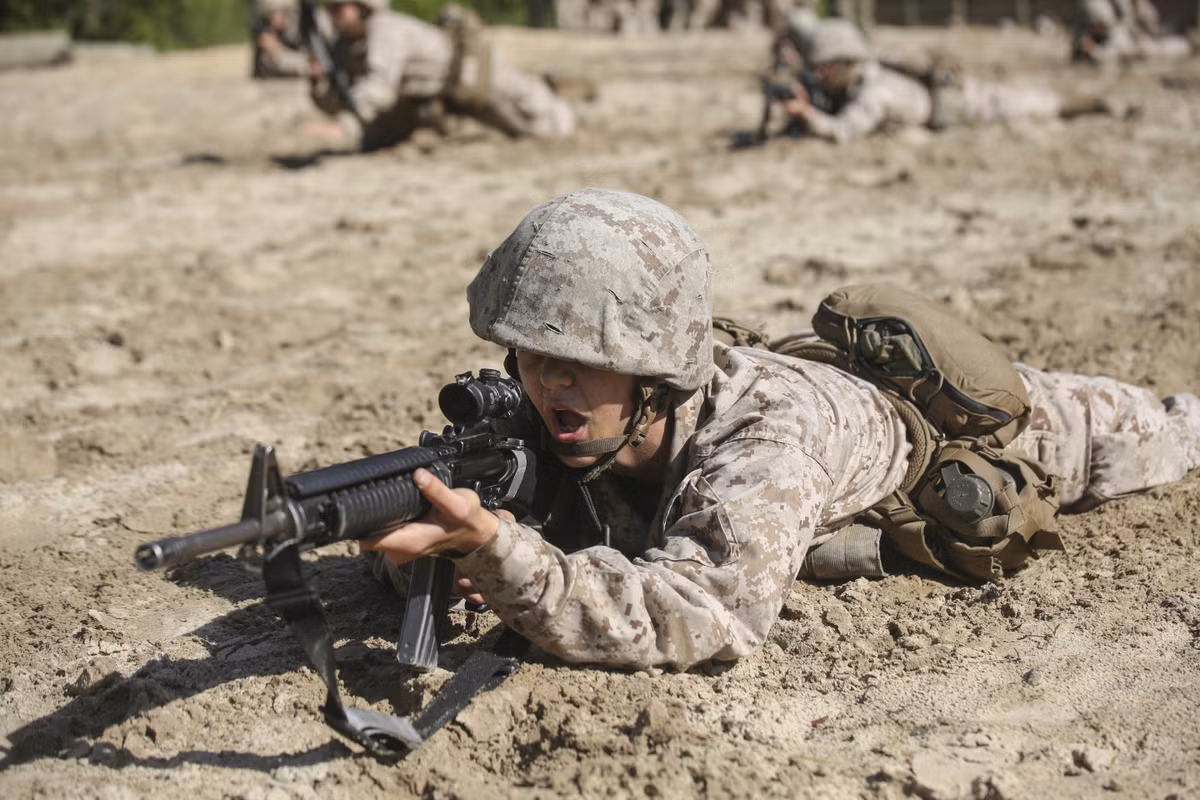 Tuy nhiên, danh tiếng của M16 lại đi kèm với những rắc rối gây ra cho lính Mỹ trên chiến trường như tỉ lệ kẹt đạn cao do không phù hợp với khí hậu nóng ẩm ở Việt Nam, nhiều chi tiết nhỏ khó bảo dưỡng và dễ hỏng hóc,... Dù vậy, mẫu súng này vẫn có những ưu điểm nhất định, nhất là khả năng sát thương của nó.